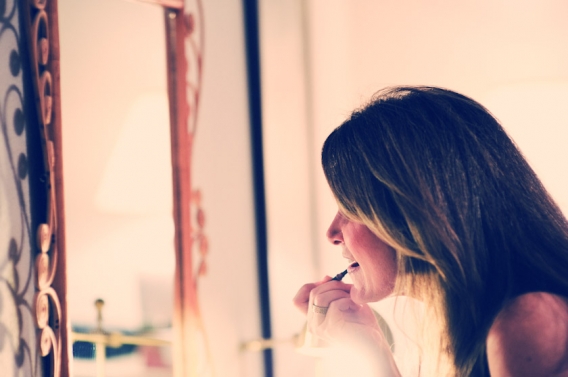 bridesmaid getting ready and putting on makeup