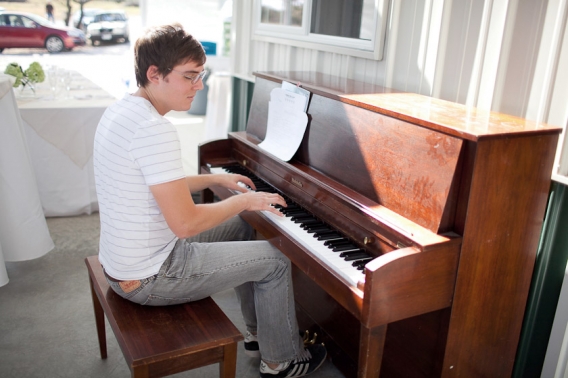 playing the pianot