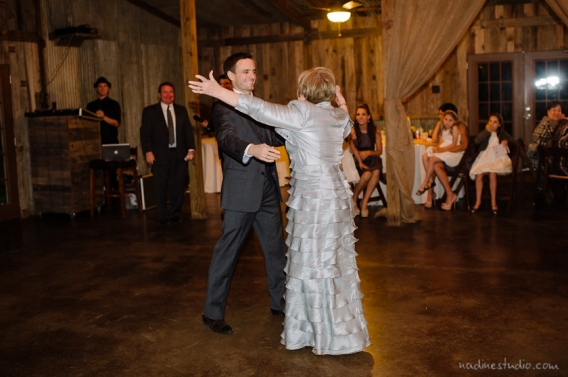 groom and mother of the groom hugging